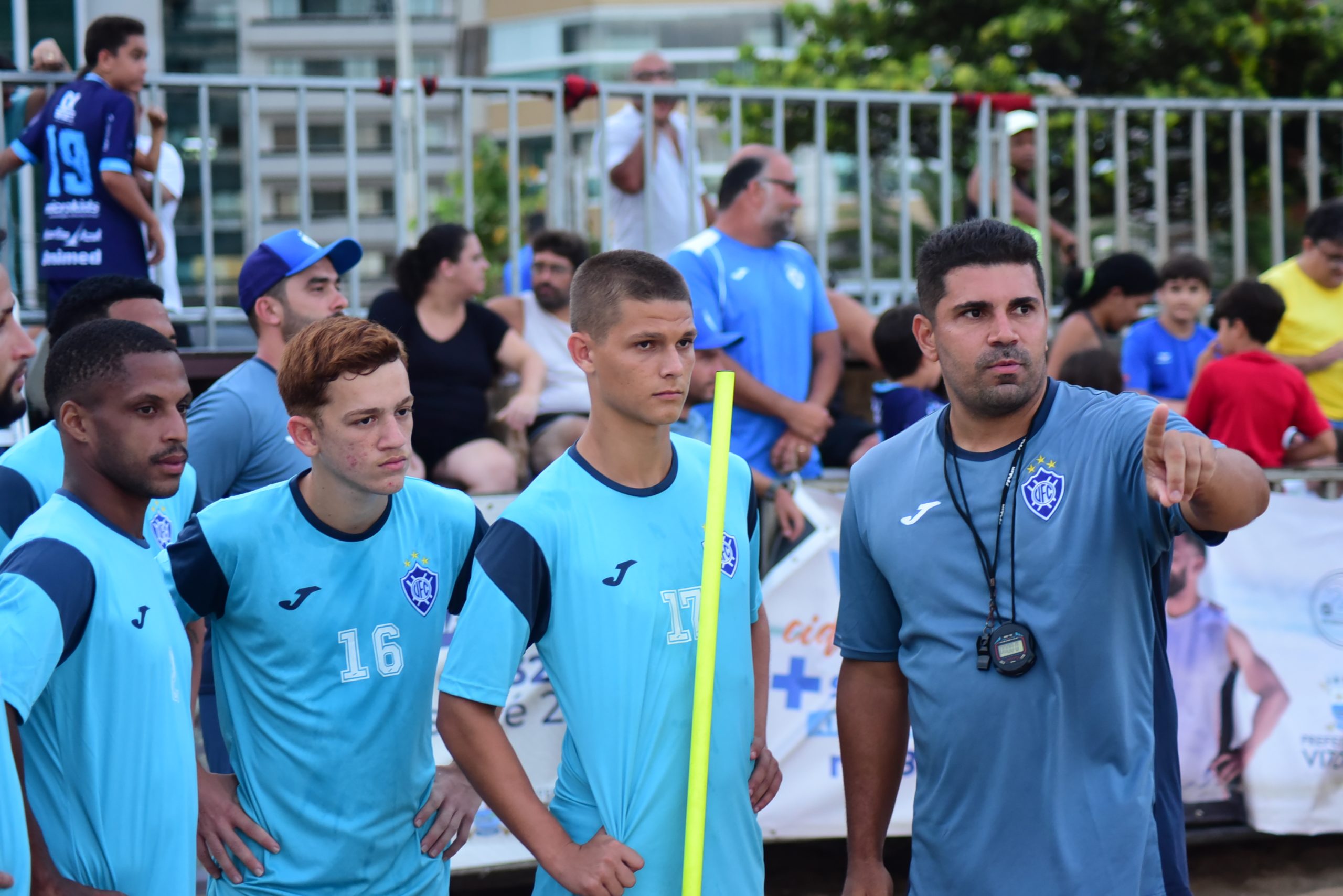 Vitória realiza treino aberto na praia de Camburi