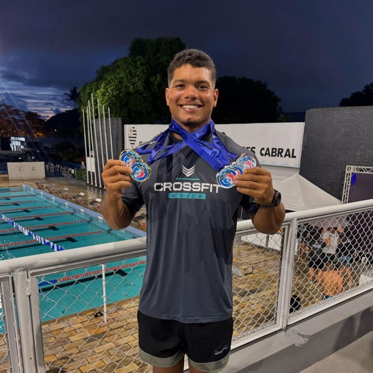 Clube AEST ganha mais de 30 medalhas de ouro em torneios de natação no Álvares Cabral