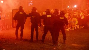 Festa do PSG termina em violência: mais de 200 feridos e uma morte na França
