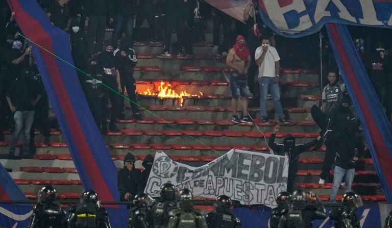 Confusão na Colômbia: torcida do Medellín para jogo contra Flamengo na Libertadores