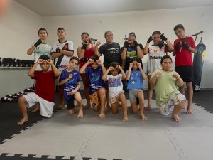 Crianças trocam telas por luvas em projeto de muay thai no Interlagos