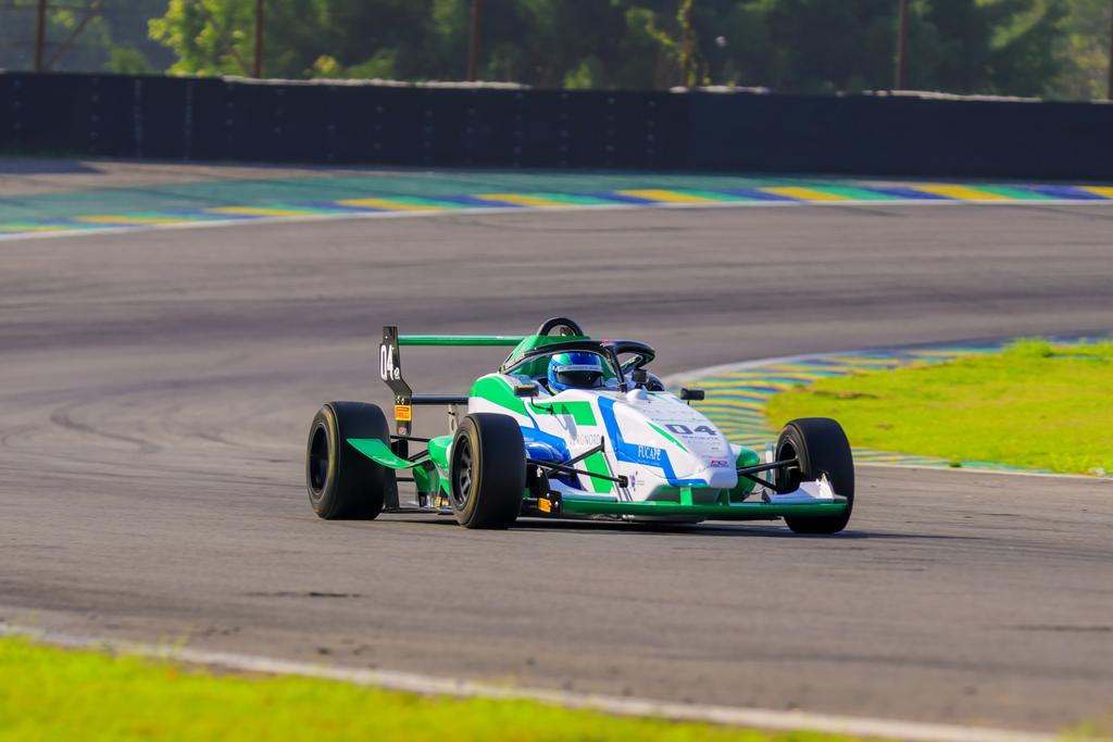 Capixaba Henrique Krüger mira pódio em Interlagos neste domingo