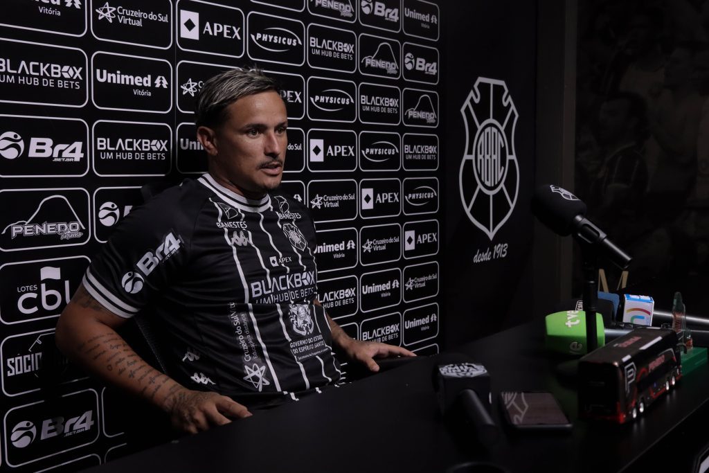 Rio Branco rescinde com atacante Edu após 13 jogos e um gol
