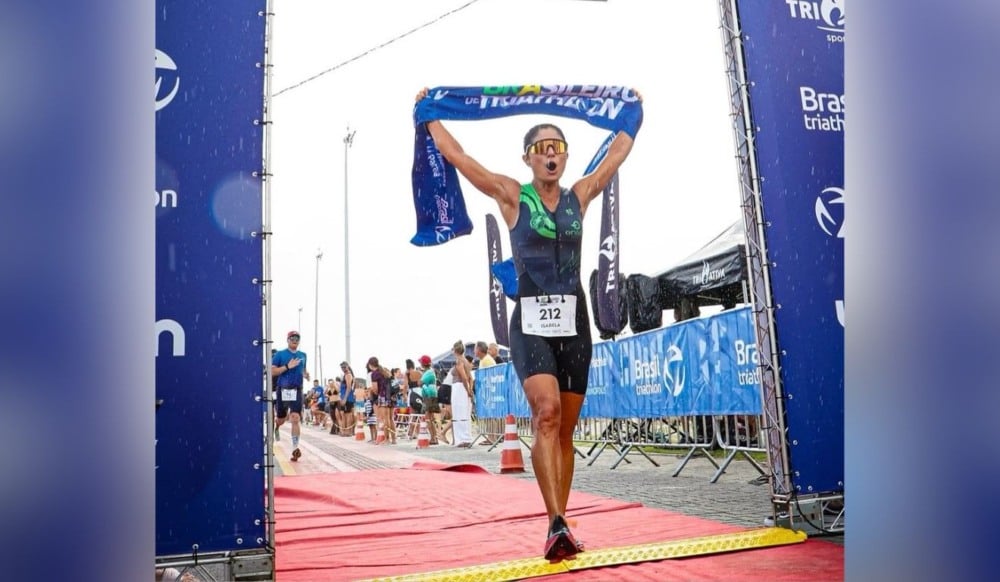 Triatleta capixaba Isabela Chen é campeã brasileira e festeja em Vitória