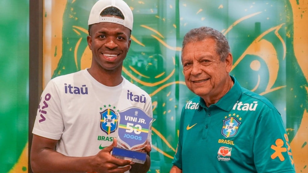 Vini Jr. ganha troféu por 50 jogos na Seleção e vira artilheiro na Copa