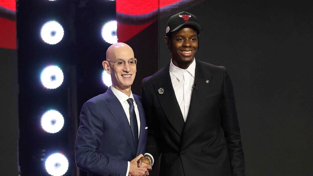 Jovem promessa do Bulls ousa superar lenda Jordan e agita Chicago