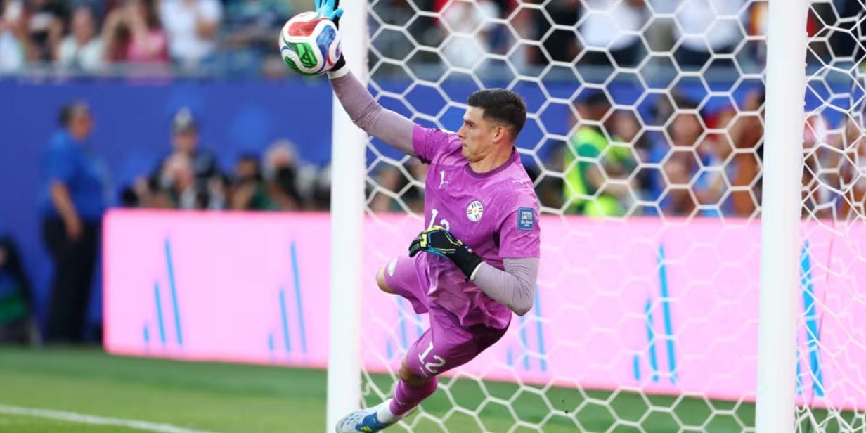 Goleiro paraguaio venceu dificuldades e brilhou na Copa