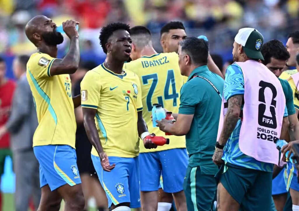 Premier League diz não às pausas para hidratação e à regra antirracismo, mas mexe no VAR