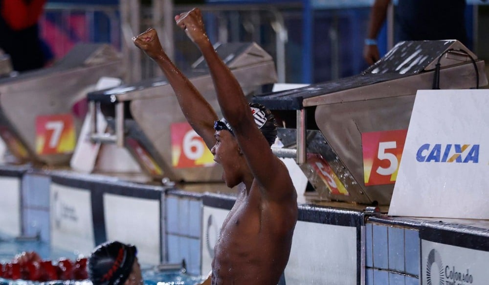 Capixaba Ngome crava novo recorde brasileiro nos 50m costas
