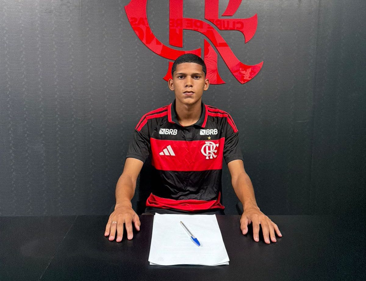Promessa capixaba de 16 anos assina primeiro contrato com o Flamengo