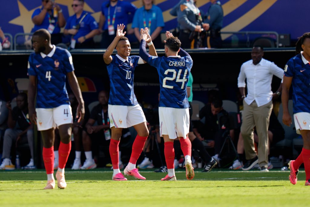 Com dois gols, Mbappé supera Pelé e Messi e França vence Senegal