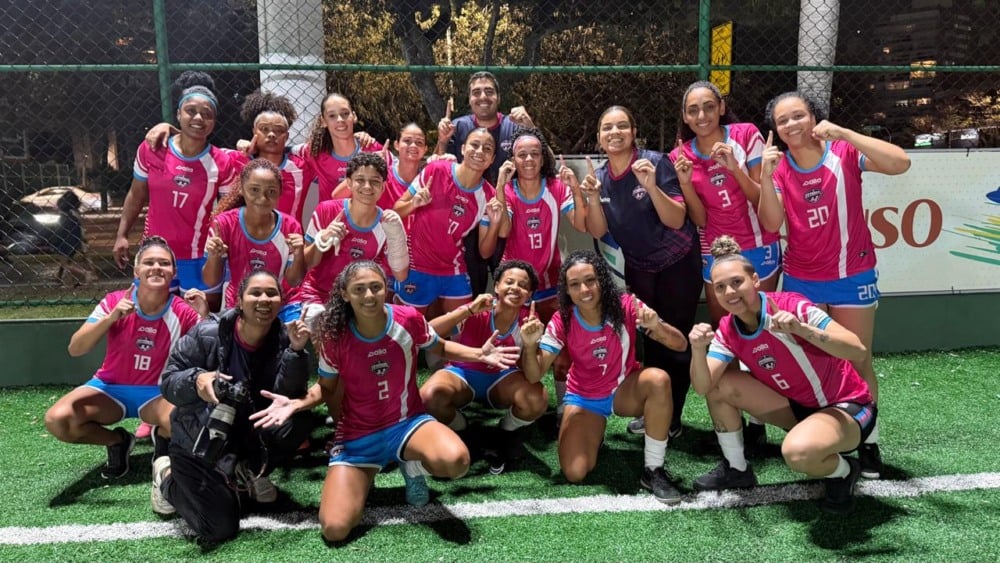 Show de bola! Artilheira faz quatro e coloca equipe na ponta do grupo