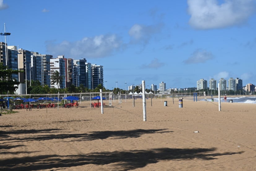 Muda o jogo nas praias de Vitória: beach tennis, canoa e futevôlei com novas regras