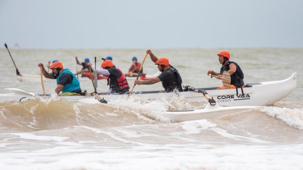 Festival de surfe de canoa agita Vila Velha com atletas de 5 estados