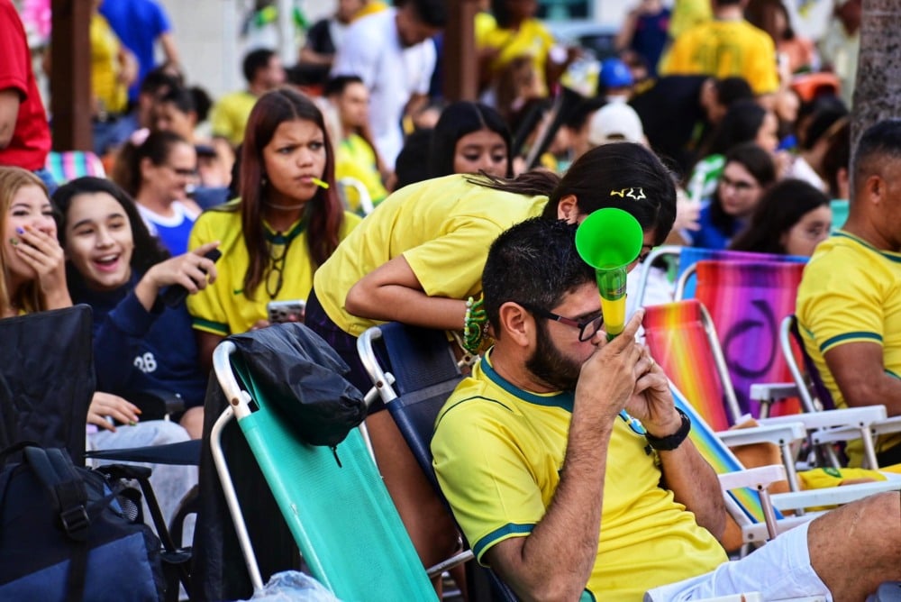 Fervor capixaba toma conta da Praça Nilze Mendes para ver Brasil x Noruega