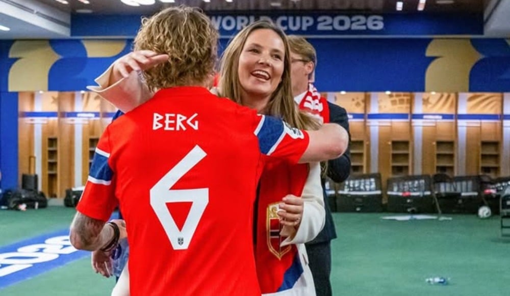 Princesa Ingrid Alexandra e irmão celebram com jogadores após vitória sobre o Brasil