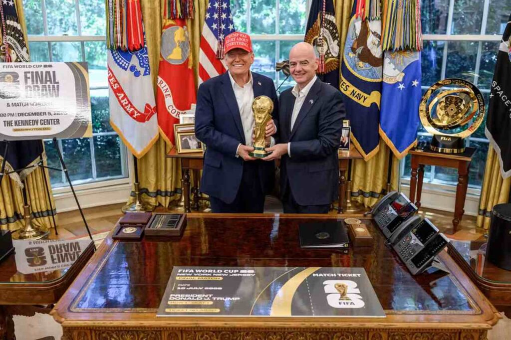 Trump liga para Infantino, questiona expulsão e detona juiz brasileiro na Copa