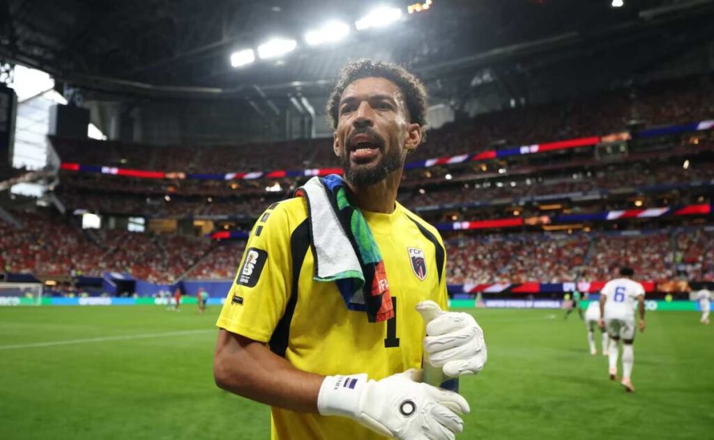 Goleiro destaque da Copa diz não a time brasileiro e segue livre