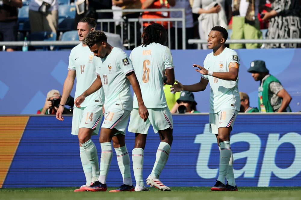 Mbappé bate cabeça, mas se redime e França carimba vaga na semi da Copa