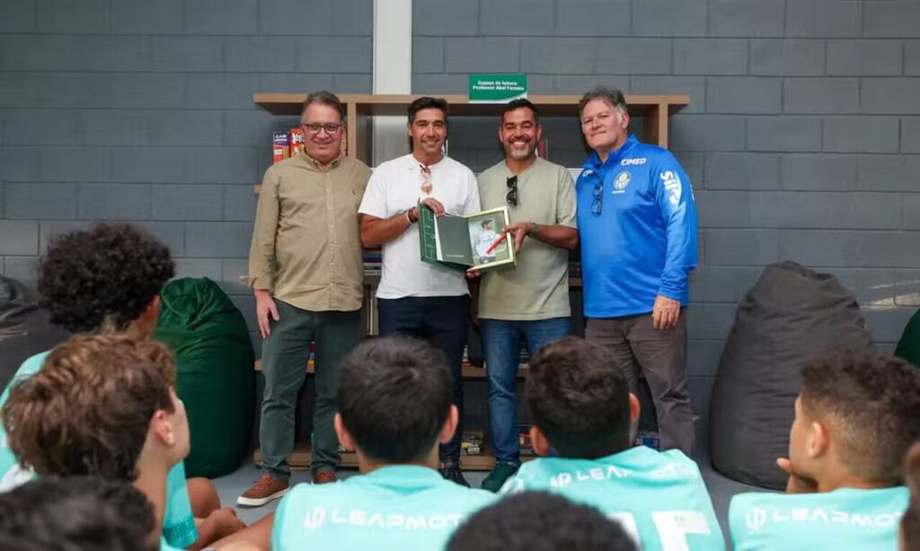 Base do Palmeiras troca telas por livros e ganha biblioteca Abel Ferreira
