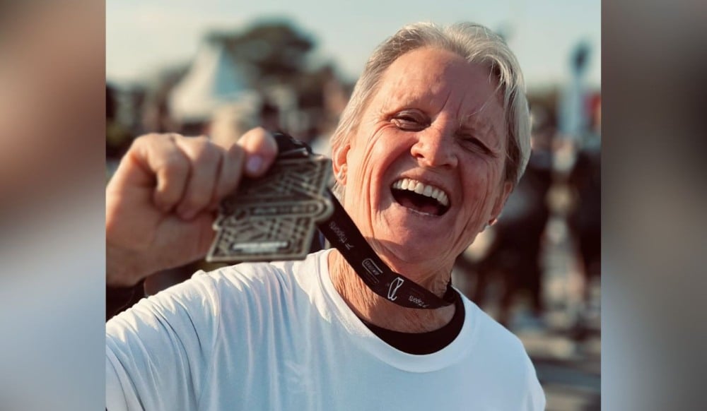 Dona Cleusa, 76, prova que idade não é limite na Maratona de Vitória