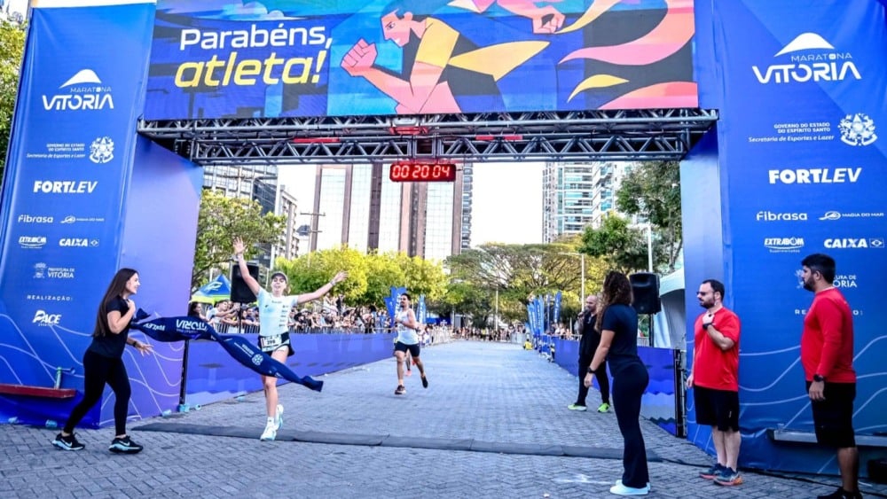 Atropelada em 2022, advogada capixaba vence 5km na Maratona de Vitória