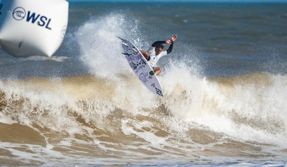 Vai ter onda! WSL de Guarapari define semis e decide campeão no domingo